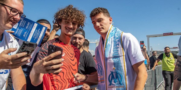 法甲球队马赛为新援帕瓦尔举行欢迎仪式
        
    法甲球队马赛为新援帕瓦尔举行欢迎仪式