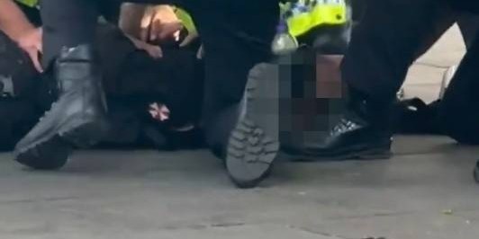 太阳报：切尔西比赛结束后，场外一16岁少年因涉嫌持仿制枪被捕