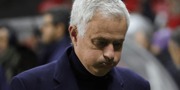 1-2！1-3！足坛疯狂一夜，切尔西倒下，穆帅出局，曼城又掉链子